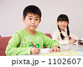 手を挙げる小学生