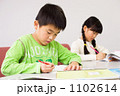 手を挙げる小学生