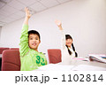 手を挙げる小学生