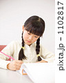 勉強する女の子(小学2年生)