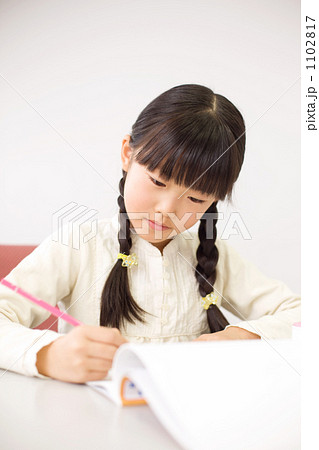 勉強する女の子(小学2年生) 勉強する女の子(小学2年生)