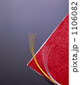 1106082