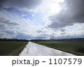 雨上がりの一本道