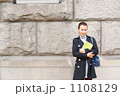 読書する女子大生（ハーフ）
