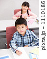 勉強中の小学生