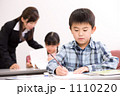勉強中の小学生
