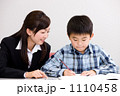 先生の指導を受ける男の子（小学生3年生）