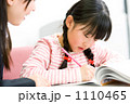 先生の指導を受ける女の子（小学2年生）