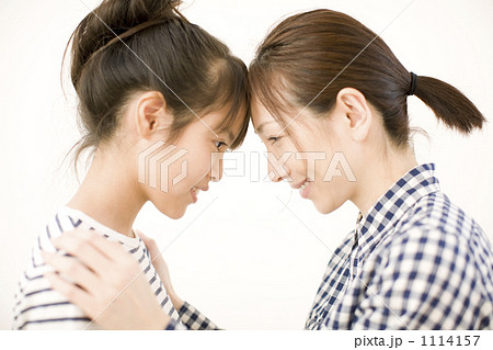 「家族 娘 小学生 人物 母 」の写真素材