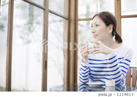 カフェ 女性 ドリンク