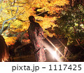 紅葉のライトアップを見上げる女性