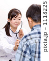 診察をする医師