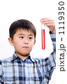 試験管を持つ少年