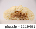 肉まんの半分（右）