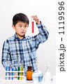 試験管を持つ少年