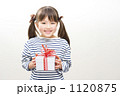 プレゼントを持つ女の子