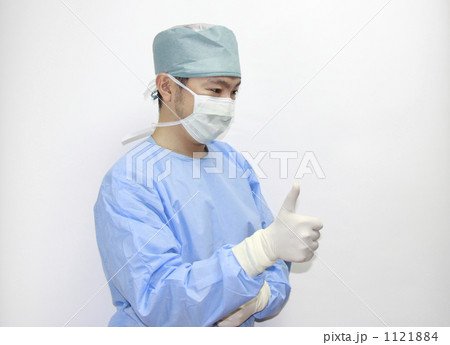 「男性外科医 親指立て 手術成功」の写真素材 「男性外科医 親指立て 手術成功」の写真素材