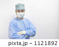 男性外科医 腕組み