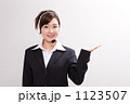 インカムをつけるビジネスウーマン