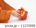 素材ナンバー 1123888 : 「和の贈答品　オレンジの袖とお使い包み２」