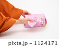 素材ナンバー 1124171 : 「オレンジの和服とピンク色の風呂敷包み３」