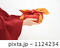 素材ナンバー 1124234 : 「赤い和服とオレンジ色の風呂敷包み１」