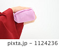 赤い和服とピンク色の風呂敷包み1 赤い和服とピンク色の風呂敷包み1
