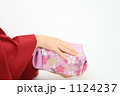 素材ナンバー 1124237 : 「赤い和服とオレンジ色の風呂敷包み２」
