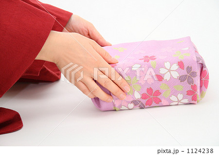 赤い和服とオレンジ色の風呂敷包み3 赤い和服とオレンジ色の風呂敷包み3