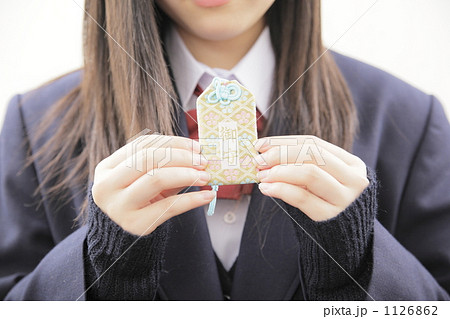 「女性 女の子 人物 お守り 」の写真素材 「女性 女の子 人物 お守り 」の写真素材