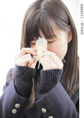 「女性 女の子 人物 お守り 」の写真素材 「女性 女の子 人物 お守り 」の写真素材