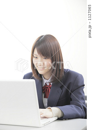 「教育 学生 勉強 学習 コンピュータ 」の写真素材