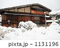 雪に埋まる建物