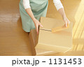 素材ナンバー 1131453 : 「段ボールを開梱する女性」