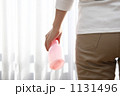 素材ナンバー 1131496 : 「窓ふきの準備をする女性　２」