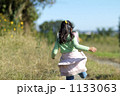 スキップする少女