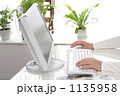 お家でネットでカタログ通販をする主婦　３
