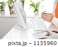 素材ナンバー 1135960 : 「お家でネットでカタログ通販をする主婦　４」