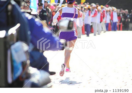 「スポーツ 駅伝 走者 陸上競技 」の写真素材