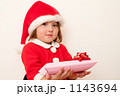 プレゼントを持つ子どもサンタクロース プレゼントを持つ子どもサンタクロース
