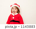 あっかんべーをする子どもサンタクロース