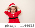 帽子を脱ぐ子どもサンタクロース