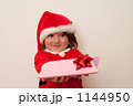 プレゼントを渡す子どもサンタクロース プレゼントを渡す子どもサンタクロース