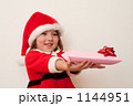 プレゼントを渡す子どもサンタクロース プレゼントを渡す子どもサンタクロース