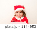 プレゼントを渡す子どもサンタクロース プレゼントを渡す子どもサンタクロース