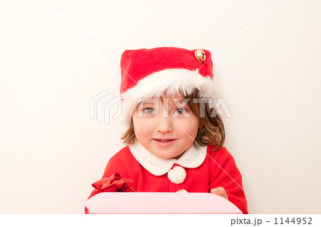 「プレゼントを渡す子どもサンタクロース」の写真素材 「プレゼントを渡す子どもサンタクロース」の写真素材
