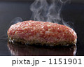 鉄板で焼くハンバーグ