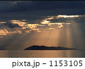 雲間から差す