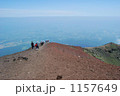 岩手山の山頂から見景色と下山する人々
