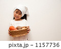 野菜の入ったカゴを持つ母子